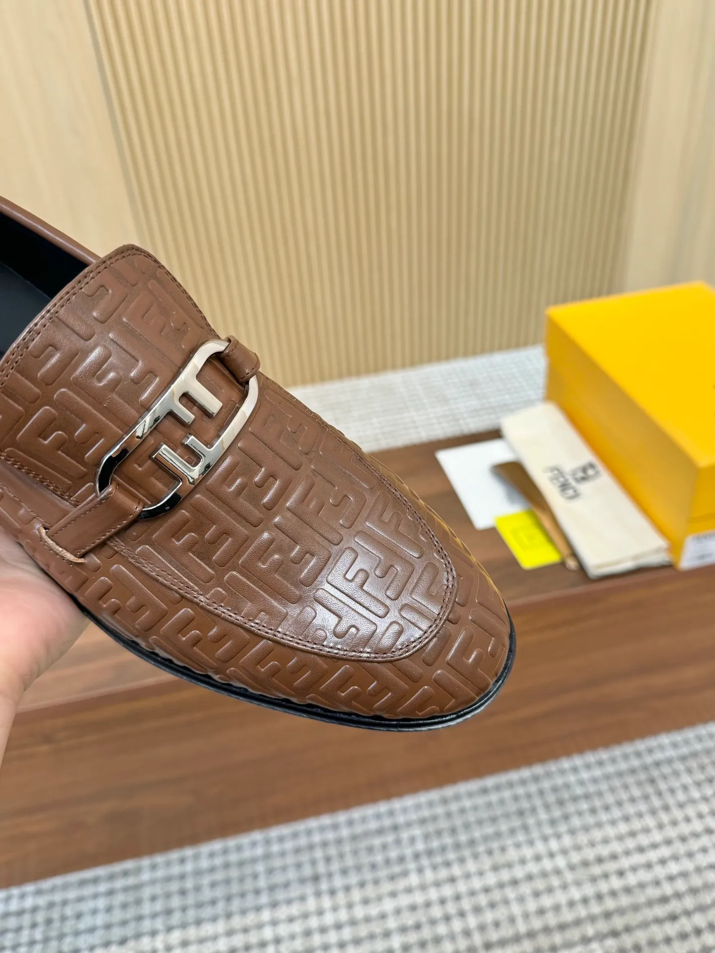 [FENDI] Top P: 980💰 ▪️Size: Men's 39-44. (Customized at 38.45.46) Fendi men's business casual leather shoes Imported brand cloth/calfskin/open edge beads/brand logo printing -Inside: Comfortable cowhide lining -Outsole: Genuine leather outsole with rubber backing embedded in the heel, perfect injection molding -Ultra-high quality control·Fine workmanship: highlighted (high-end·luxury·grade)
